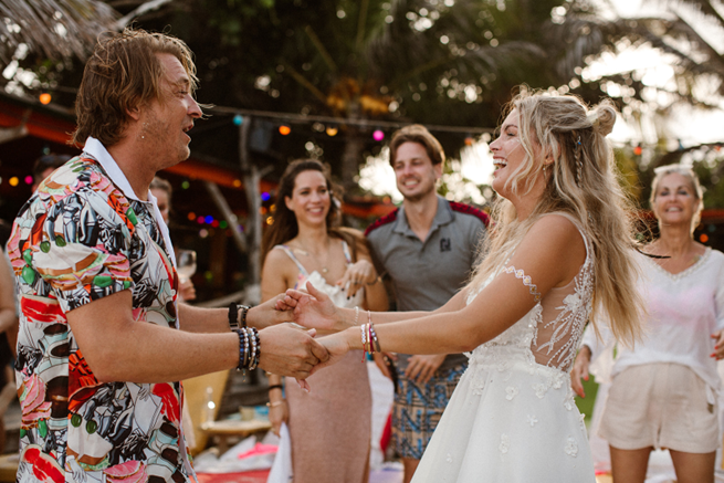Bruid en bruidegom samen aan het dansen op het strand, georganiseerd door BEST DAY EVER Events