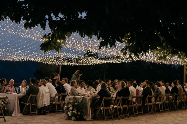 Romantisch gedekte tafel voor een bruiloftsdiner in de buitenlucht, elegant gearrangeerd door Best Day Ever Events.