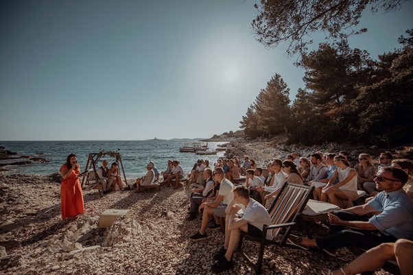 ceremonie op het strand in Hvar, Kroatië perfect gepland door Best Day Ever Events.