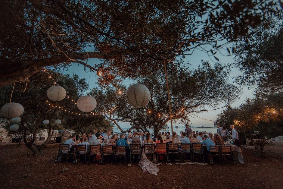 Romantisch gedekte tafel voor een bruiloftsdiner in de buitenlucht onder olijfbomen, styling door Best Day Ever Events.